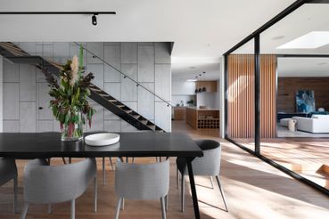 Moderne hus med store lyse flater